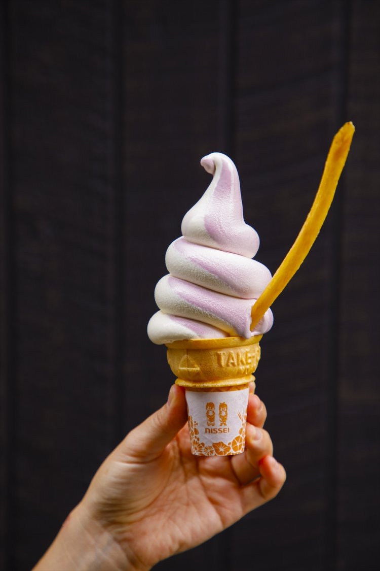 お芋のソフトクリーム（ミックス）300円／するっと滑らかな舌触り。ムラサキイモペーストと自社製サツマイモペーストを練り込み、自然な甘みに。