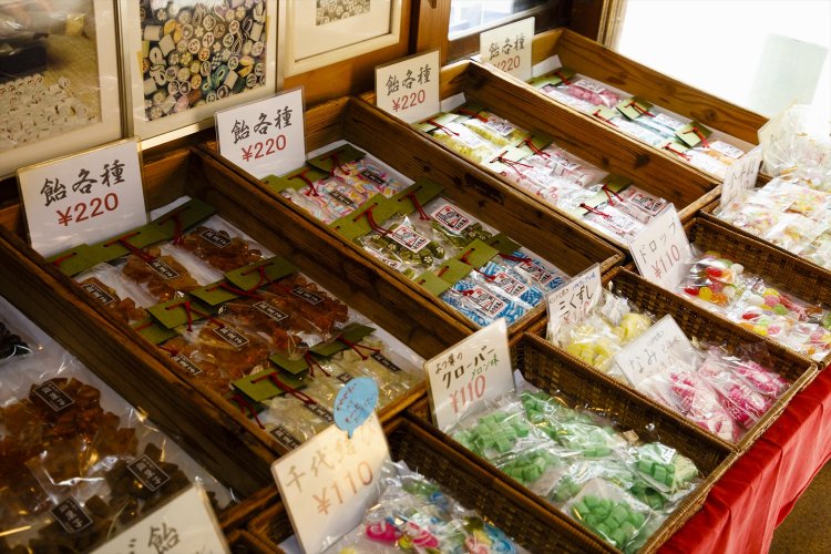 店内には組飴だけで10種以上、全部で20種を超える飴がずらり。迷いながら選ぶのも楽しい。