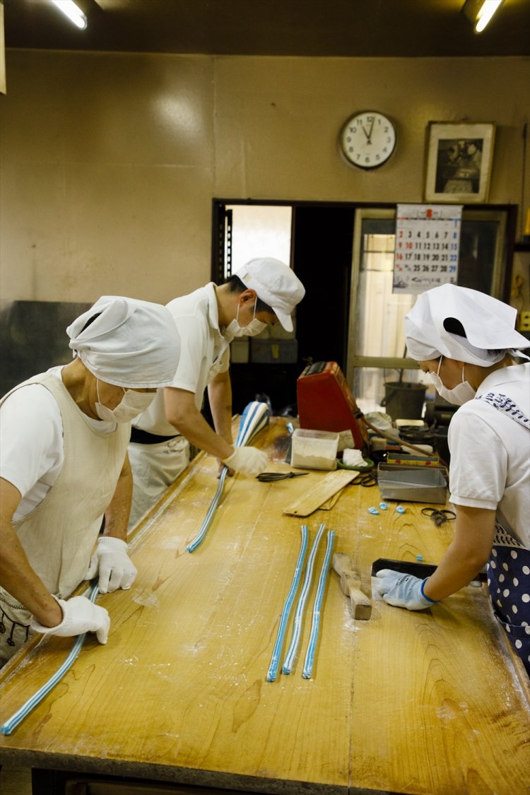 製造は主に午前中。時間が合えば、職人の華麗な手さばきを窓越しに見学できる。