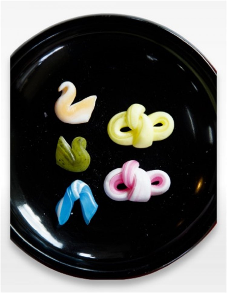 千代結び　5個入り110円／組飴の製造過程でどうしても出る切れ端をねじって細工。異なる味の詰め合わせは子供にも人気だ。見た目もかわいい。