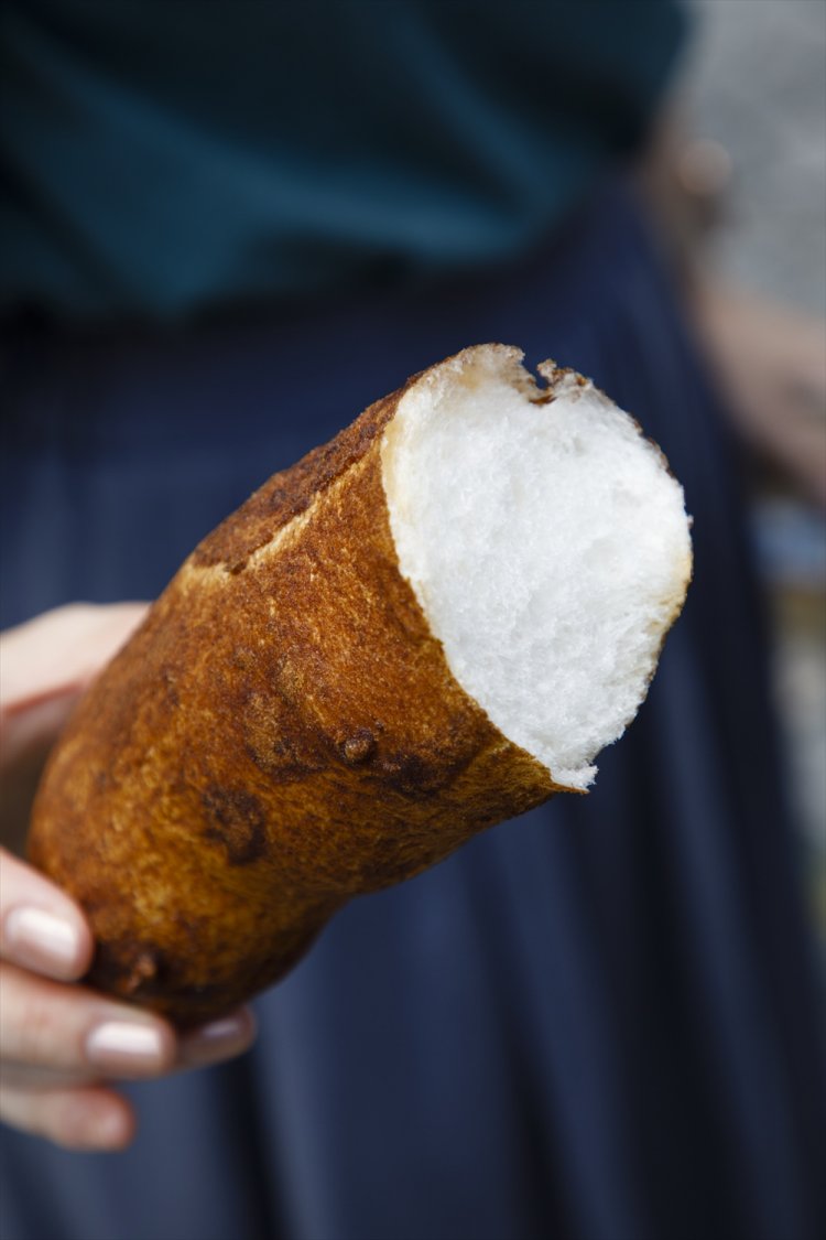 かぶりつくと黒糖の甘みが豊かに舞い広がる。歯切れはさくっとし、意外と後味は軽い。だから、止まらない！