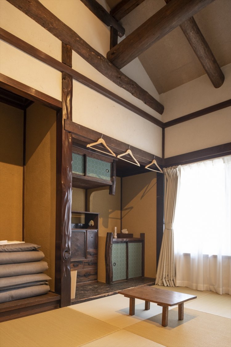 古い梁が見える畳敷きの個室。※現在、男女混合ドミトリーは休止中