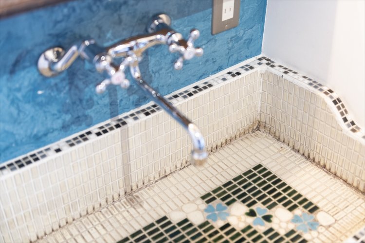 レトロなタイルがかわいい2階の洗面所。