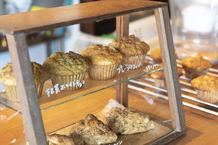 スコーン300円は地粉を使用。サンドイッチやお酒もあり。