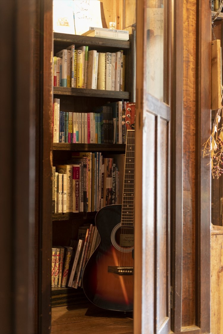 バーのお客さんがいなくなり、宿泊ゲストだけのまったり時間に。本は部屋にもっていってもOK