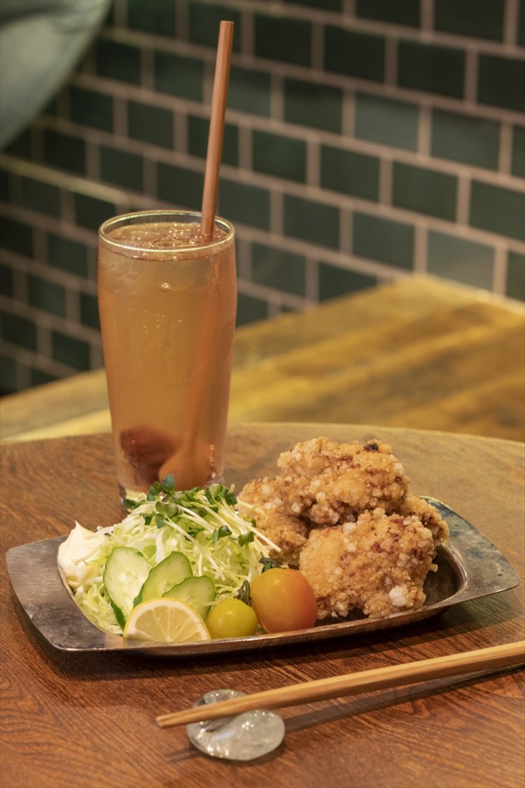 イチオシは、塩麹唐揚げ600円とコータばぁばの梅干しサワー 600円。