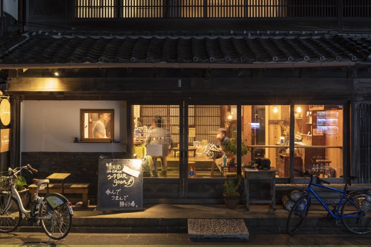 古民家からこぼれる光がノスタルジック。楽しく夜は更けていく。