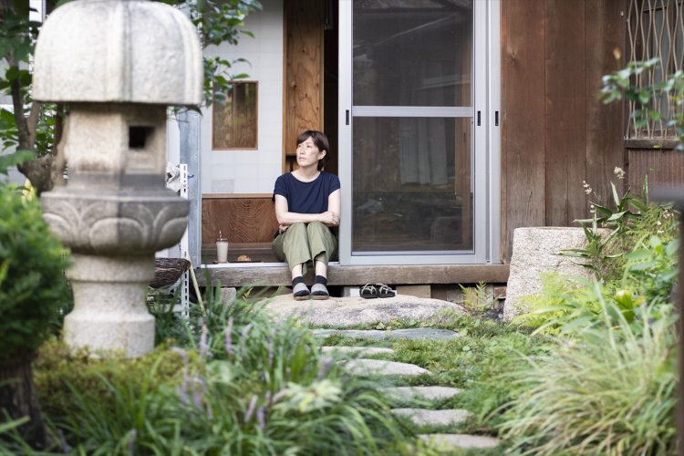 中庭にはテラスのほか、手づくり眼鏡の工房兼ショップがある。