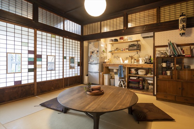 台所や冷蔵庫などを自由に使える宿泊ゲスト専用ラウンジ。朝ご飯の提供もある。