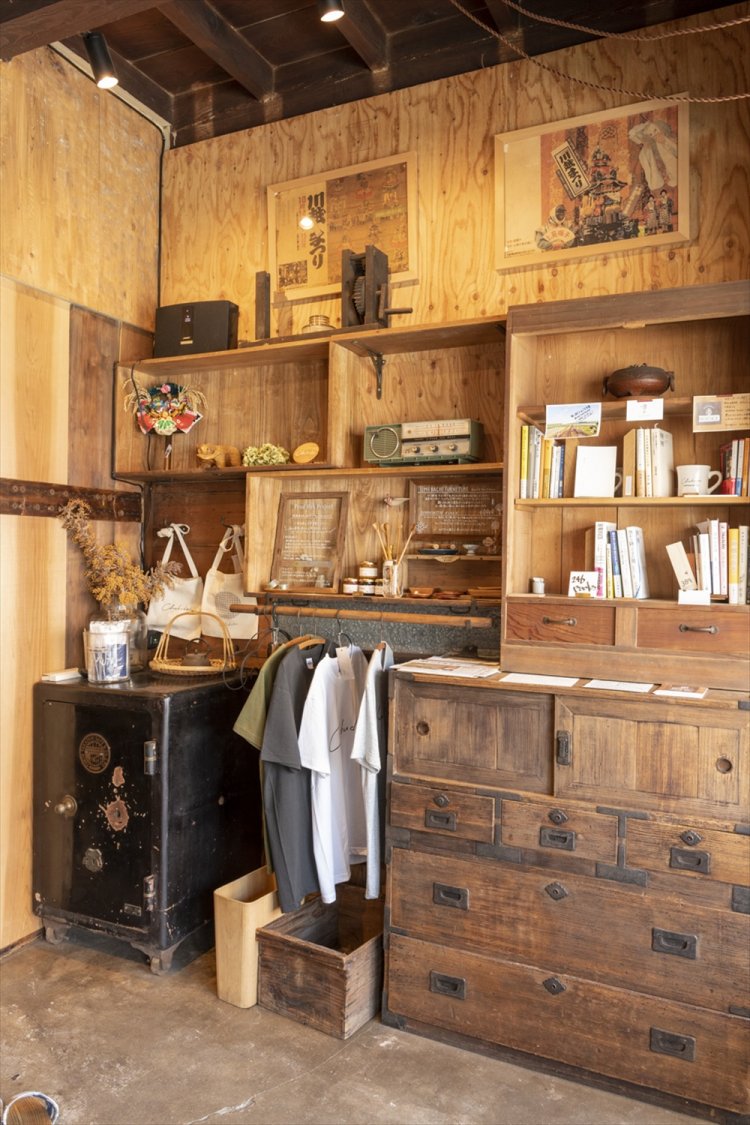 金庫や昔の川越まつりのポスターなど、民家に残されていたものが飾られている。