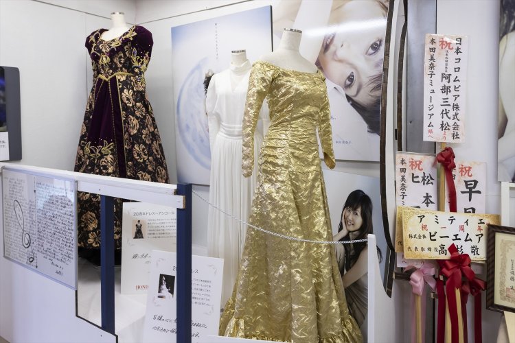 病気で舞台上での着用が叶わなかった秘蔵衣装も。