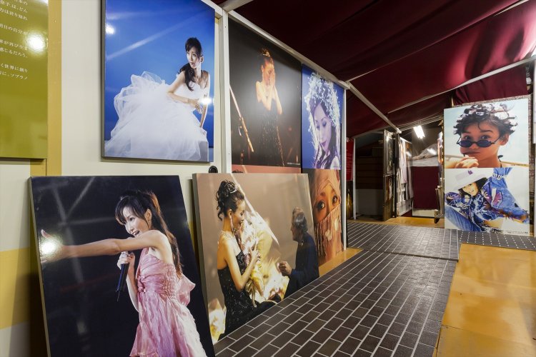 館長の濱田大さんが自身の運送会社の倉庫を改装し開館。館内には大型の写真パネルが多数並ぶ。