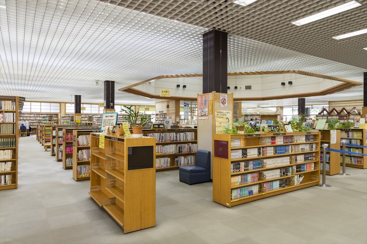 天窓も多い平屋の空間が面白い。