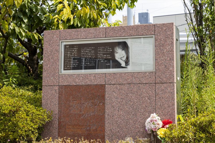 2007年に朝霞駅南口に設置された本田美奈子.のモニュメント。前面には直筆の詩と顔写真やサイン。ボタンを押すと彼女の歌声も流れる。