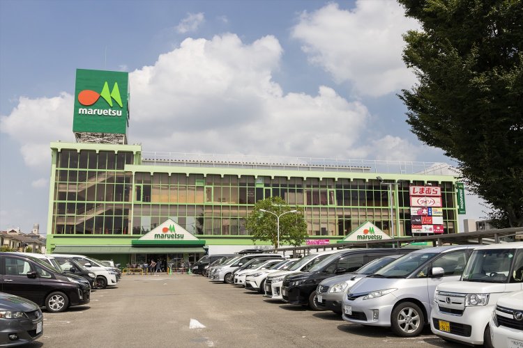 1983年の1stアルバム『十七歳の地図』発売日、尾崎がレコードを探しに行くも、入荷がされてなかった近所の西友。現在は『マルエツ朝霞店』。