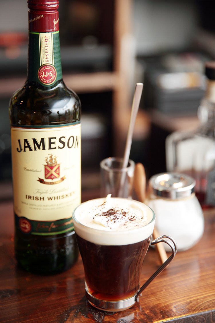 アイリッシュコーヒー1200円。ゆるいホイップは甘くない。