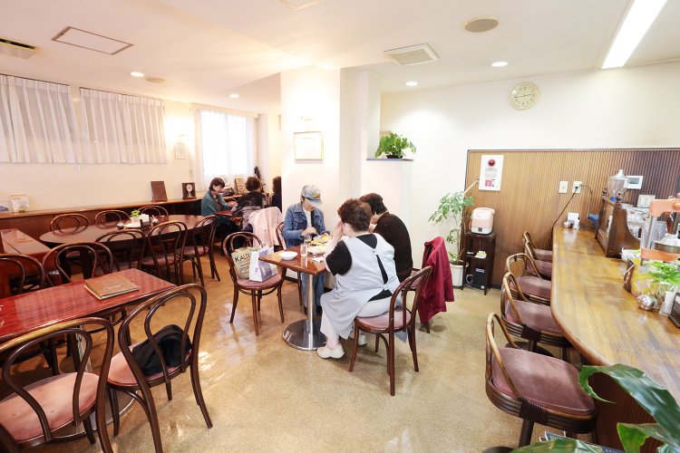 店内は広々。おみやげに旬の果物を求める人もいる。