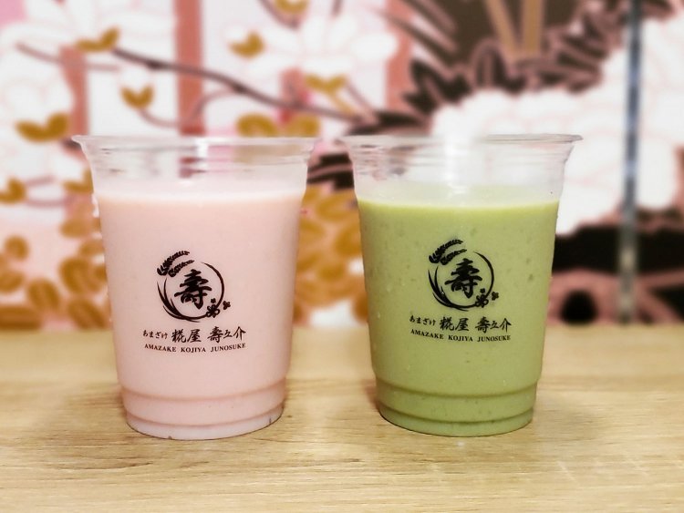 左：いちご（冷S）590円、（冷M）640円。右：抹茶（冷S）510円、（冷M）560円。