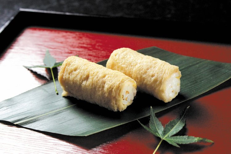 クルミや旬味は、シャリと揚げの間にイン。作りたてを用意してくれるので、予約が便利だ。取り寄せ不可。（写真提供＝西麻布 いなりや 呼きつね）