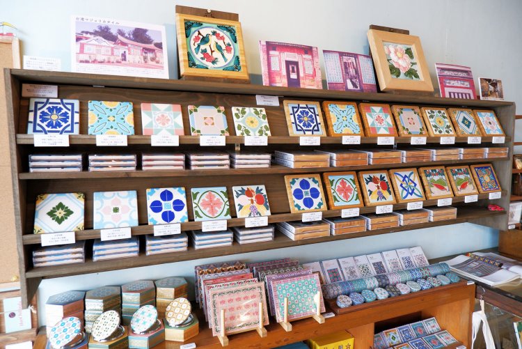 マジョリカタイルをモチーフとした雑貨。