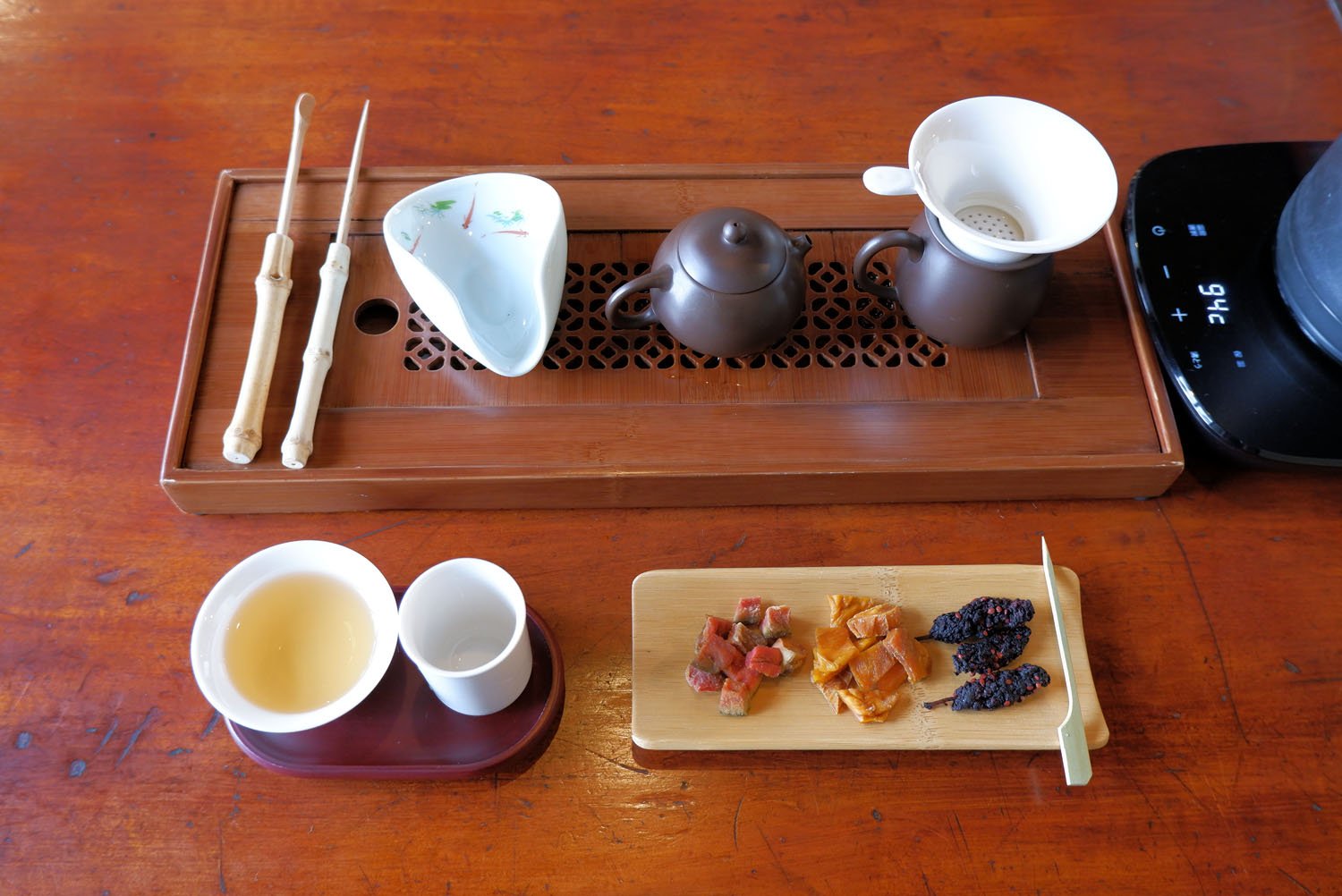 茶嘉葉台湾茶セット（台湾茶1種＋ドライフルーツ3種）935円。