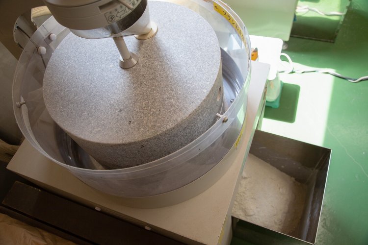 石臼で碾いたそば粉。