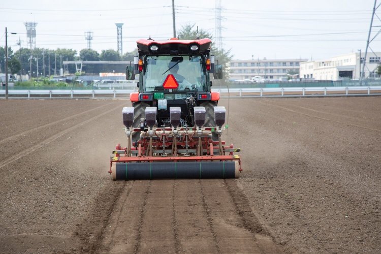 自動運転トラクターで秋そばの種まき。筋つけ、種まき、土かぶせを一度にするスグレモノだ。