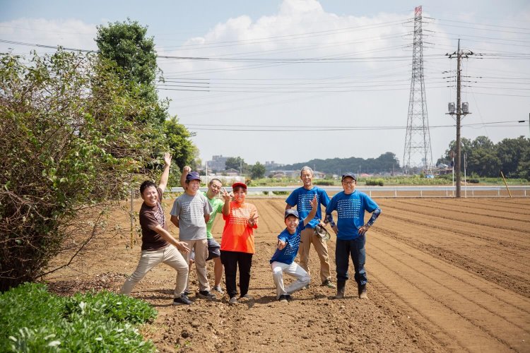 そばレンジャー見参。「仲間がいる限り続ける」という思いを込め、揃いのオリジナルTシャツを着て、今日もそばを丹精する。左から3人目が大宮『久霧』2代目。