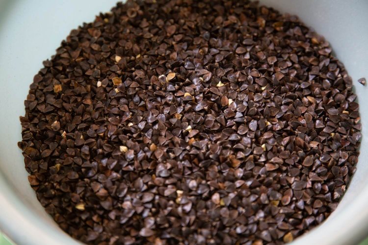 収穫した状態の殻付きの玄そば。このまま、碾きぐるみにすることもある。