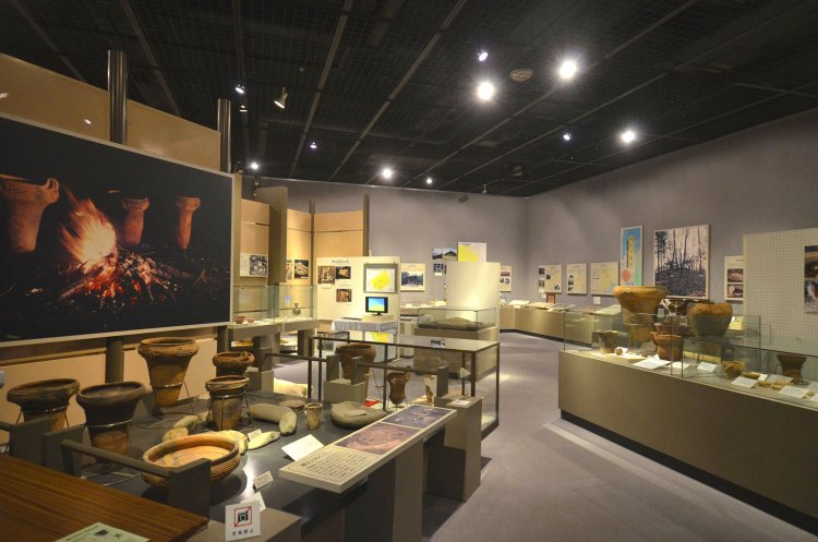 縄文から近現代に至る人々の生活、文化や戦乱について深く学べる。