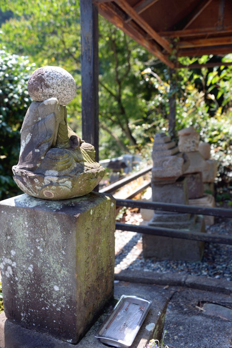 手前の地蔵の石頭に目が行くが奥３基が供養塔。通路側が表らしい。
