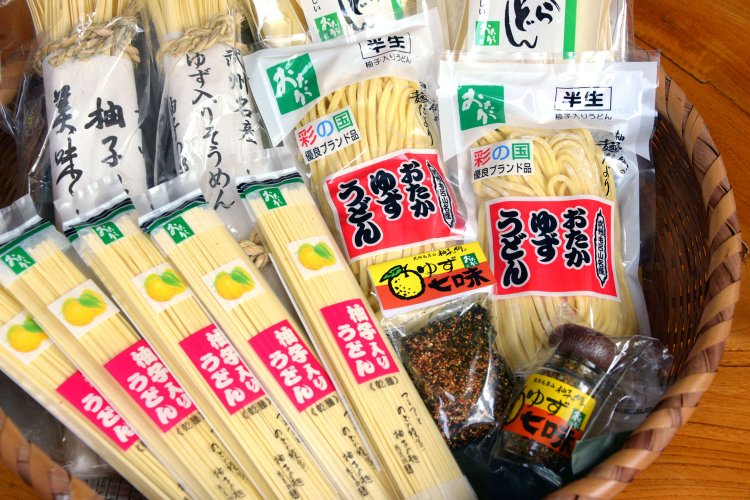 乾麺、半生麺、七味など各種あり家でも味わえる。買い物のみも可能。