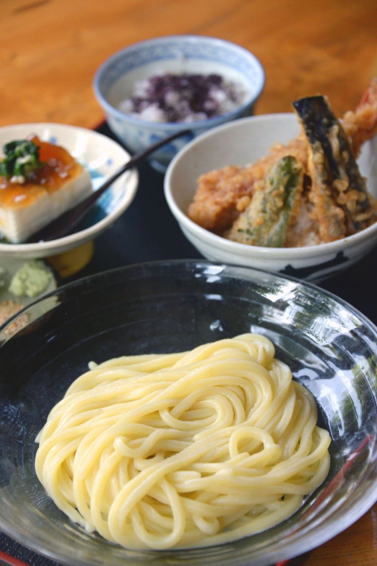 もり650円。ミニ天丼、ゆず豆腐とゆかりごはん各350円をセットで。