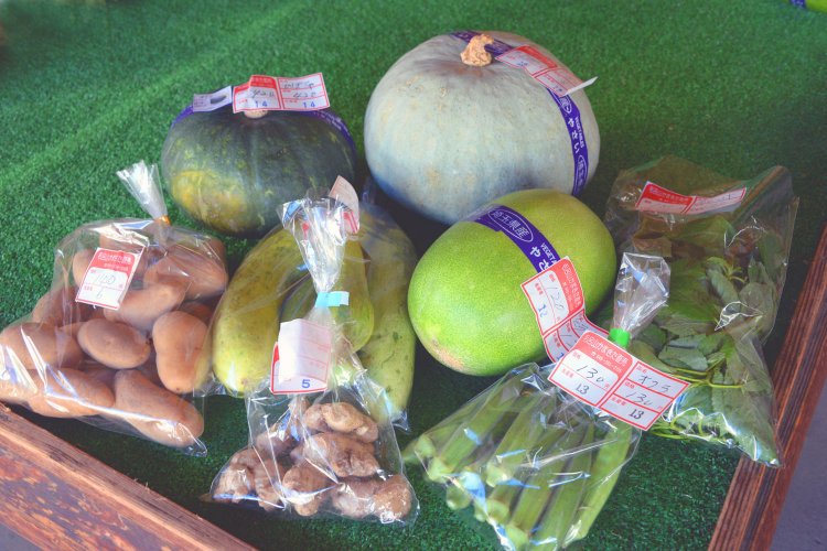 番号で出荷者がわかる。新鮮なうえに安いので常連の地元客も多い。