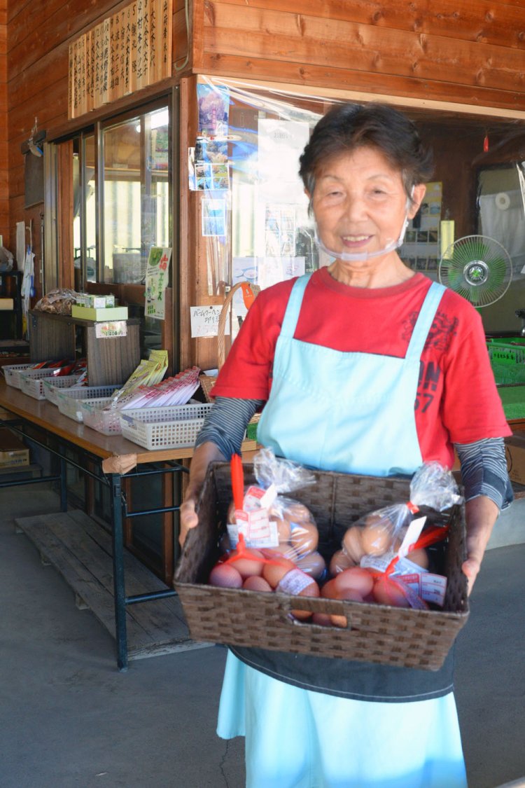 小久保桂子さん。『cocoro』で使用するのと同じ赤玉卵も買える。