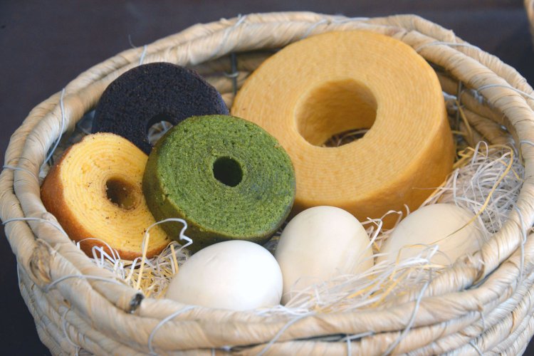 リングバウム1600円。プレーン・抹茶・チョコのミニ各210円。