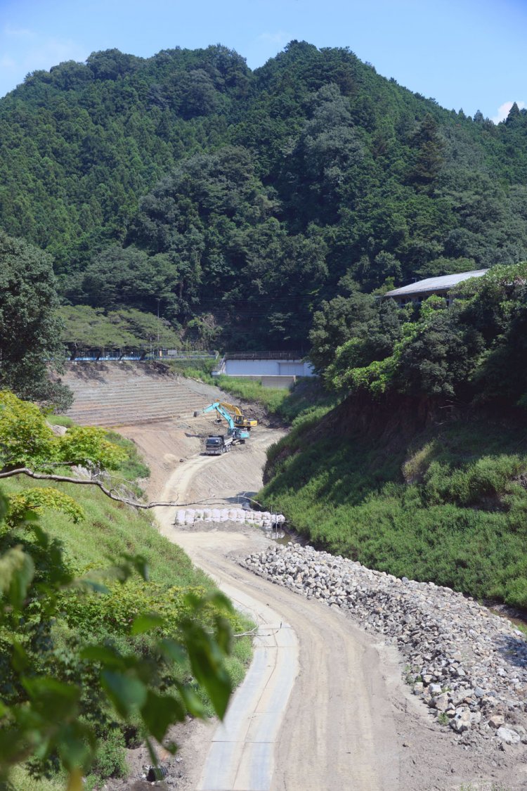 空の湖。正面にいつもは隠れている取水口、その左に堤体が見える。