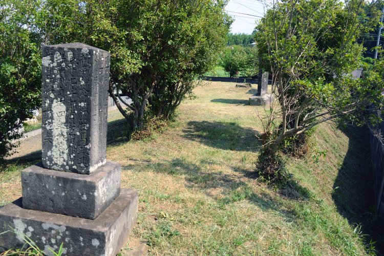 合戦で物見に使った小塚とされる前方後円墳の苦林古墳（大類１号墳）と供養塔。