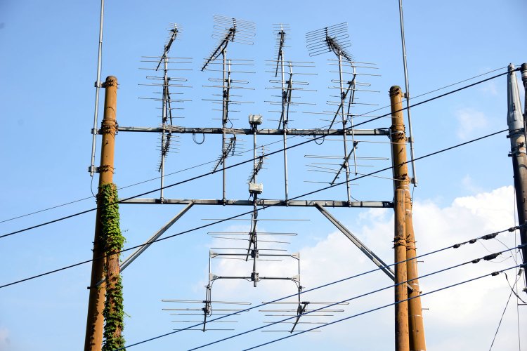 正面にはテレビアンテナ受信基地。山深い場所だが周囲に民家が多い。