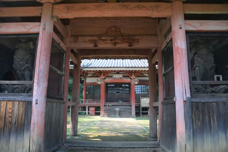 展望台から石段を上り参拝。車のホイールを重ねた香炉台もステキ。