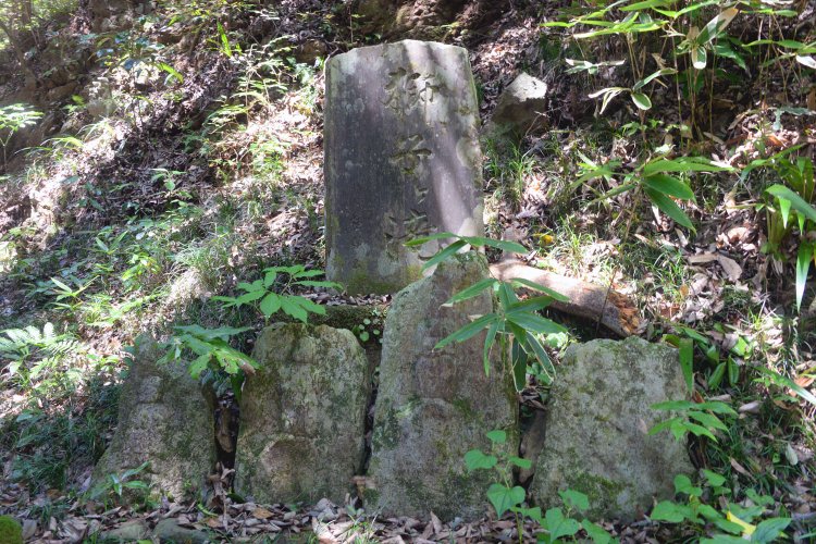 滝の入り口に「開拓」時の碑と道標を兼ねた地蔵３体と道祖神が並ぶ。