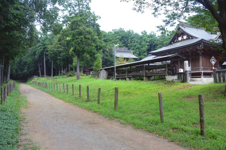 臥龍山の山頂にある社殿。左手の馬場が「やぶさめ」会場になる。