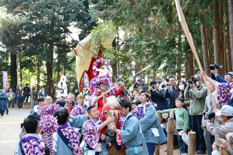 乗り子（射手）は秋が15歳前後の男子、春は７歳未満の男児が担う。