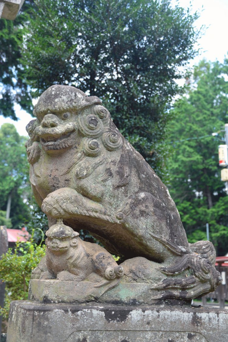 大正7年（1918）の銘がある狛犬。背中のラインと尾の流れがステキ。