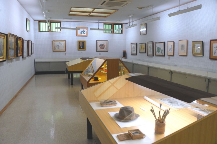 武者小路実篤愛用の品や絵画、書などを展示する美術館。