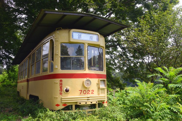村の幼稚園舎だった都電車両。