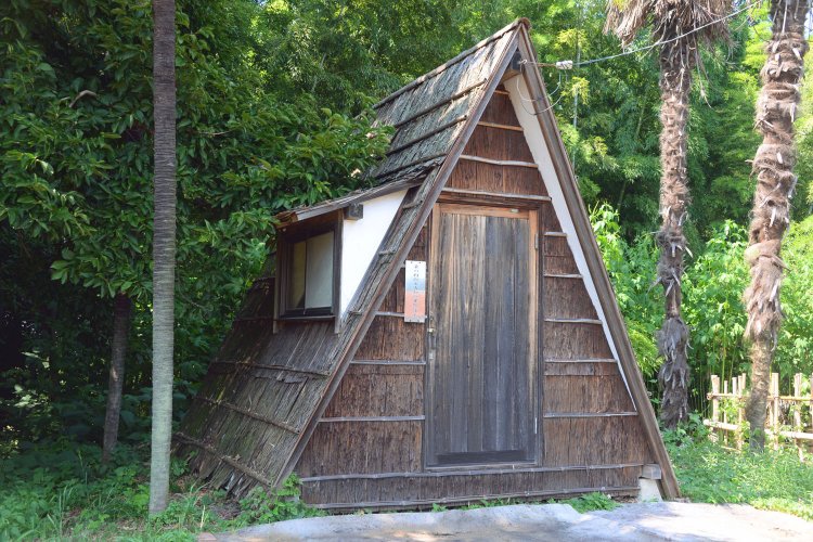 開村した当時をしのばせる三角の小屋（復元）。