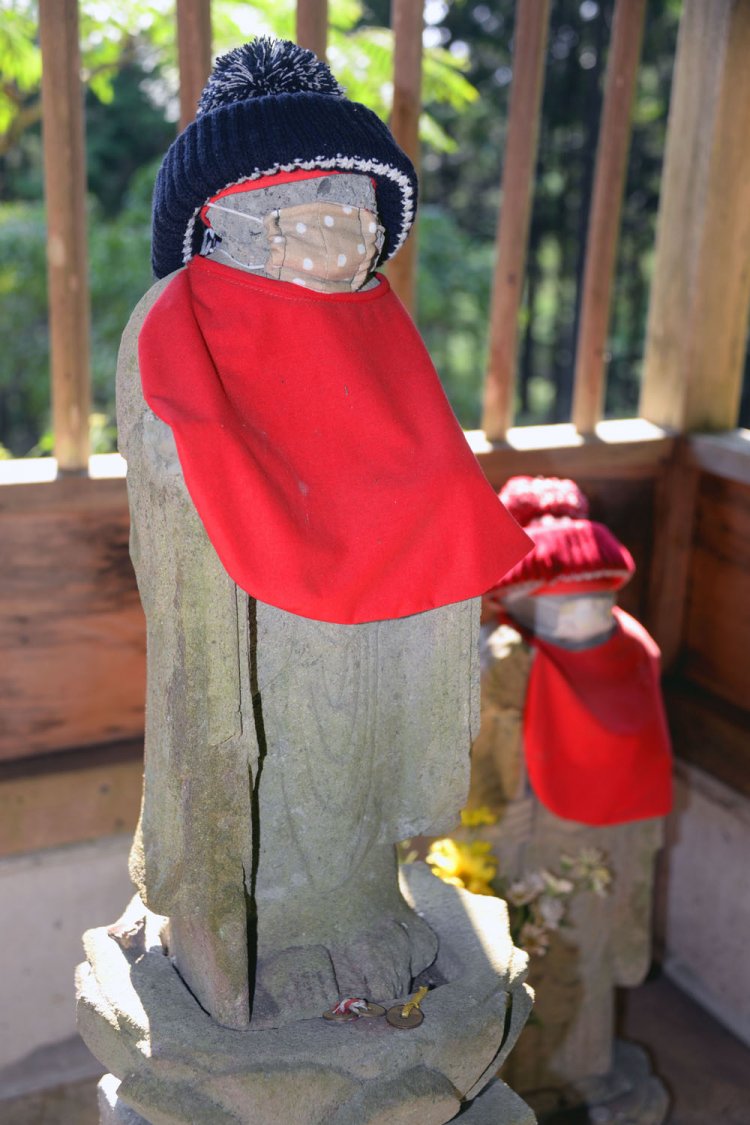 岩船地蔵尊と正対してるとか。マスク着用だから至近で拝んでも安心。