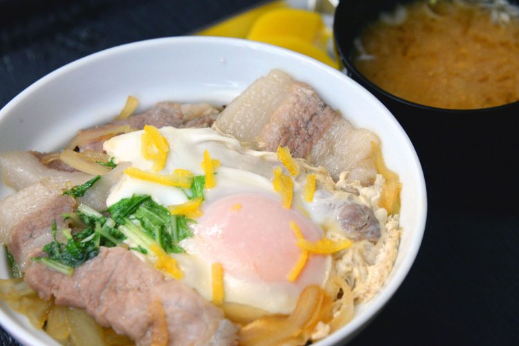 豚玉毛丼680円。焼きそば530円〜も、食堂の人気メニューの一つ。