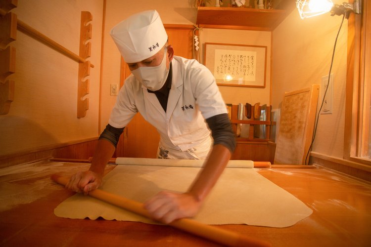 「師匠は父です」と頼もしく語る2代目の寛典さんが、丁寧にそばを打ち、切る。